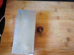 板栗凸出来的那一面朝上，也就是板栗背部，用刀背稍微用力拍，会自然形成一道裂缝。这样比一个一个用刀切方便多了～
