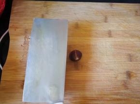 板栗凸出来的那一面朝上，也就是板栗背部，用刀背稍微用力拍，会自然形成一道裂缝。这样比一个一个用刀切方便多了～