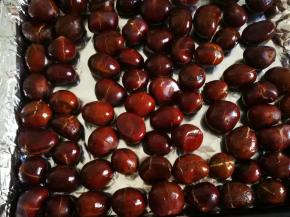 烤盘包上锡纸～将裹上油的板栗倒入烤盘，此时的板栗油亮油亮的，很好看。将板栗有裂缝的一面朝上，这样烤的时候容易烤熟。