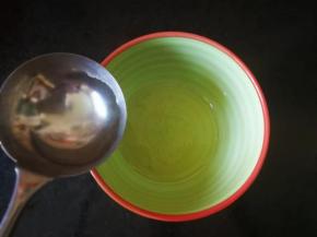 白糖用4勺子热水融化调成糖水。