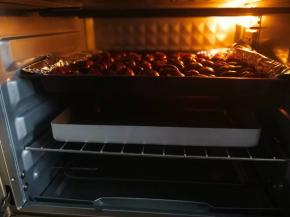 另外准备一烤盘，注入开水适量放底部。为什么要隔水呢？因为之前烤出来的我感觉有点偏干，隔水可以有一些水蒸汽调节一下，看个人口感吧。设定烤箱温度：上下各190℃，30分钟，中上层。按启动键自动预热，预热完成后滴声会提示。各家烤箱温度自己把握。