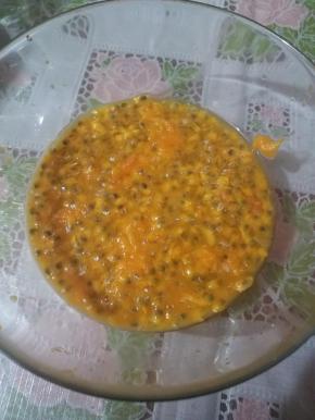 百香果清洗干净，切开，将果肉用小勺挖出在大盆里。