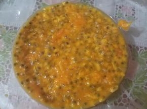 百香果清洗干净，切开，将果肉用小勺挖出在大盆里。