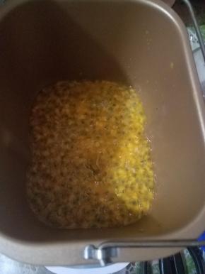 冷藏后取出倒入面包机的面桶内。