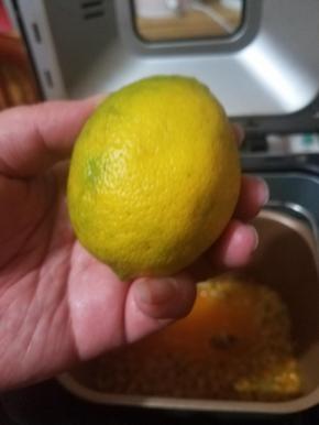准备一个柠檬洗净，捏出果汁。