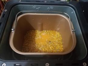 把柠檬汁加入面桶内。