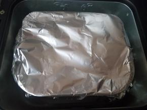 用锡纸包住桶口。