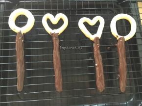 烘烤后的仙女棒饼干垂直棒均匀的抹上融化后的黑巧克
