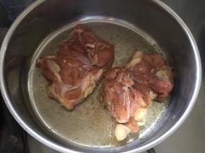 将腌制好的鸡腿肉趁油还未烧热放入锅中，鸡皮朝下放入（鸡腿放入锅中前最好用厨房纸将鸡腿上的水分吸干，避免锅中油遇水溅出）