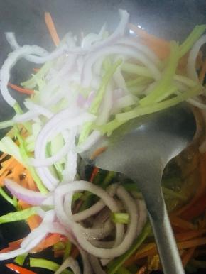 放入洋葱和芹菜继续翻炒片刻