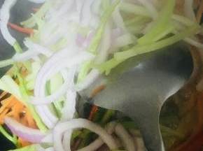 放入洋葱和芹菜继续翻炒片刻