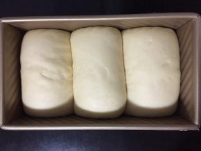 发到8分满，烤箱预热175度，下层烤38分钟左右（15分钟左右吐司已经上色了，上面盖张锡纸，否则容易焦）