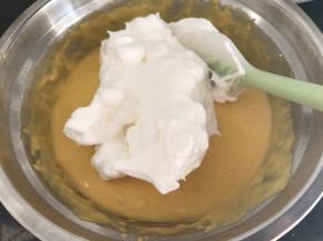 然后挖1/3打发好的蛋白到拌好的南瓜糊里，翻拌均匀（切记不能打圈，会消泡导致蛋糕变蛋饼）
这时可以预热烤箱，135度5-8分钟