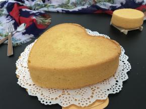 出炉后，轻震2下，倒扣晾凉后脱模
颜色美美的！比原味蛋糕更金黄灿烂！