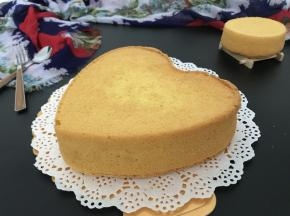 出炉后，轻震2下，倒扣晾凉后脱模
颜色美美的！比原味蛋糕更金黄灿烂！