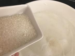 打发至泡沫细腻时再加入1/3白糖继续打发