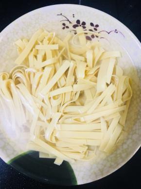 豆腐皮切丝放入清水泡一会儿