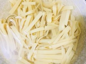 豆腐皮切丝放入清水泡一会儿