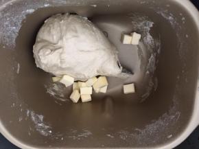 放入黄油，继续揉面