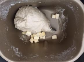 放入黄油，继续揉面