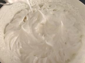 继续打发至提起打蛋器拔小尖状