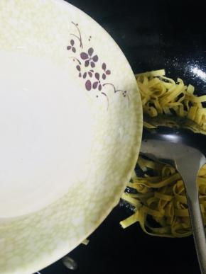 放入适量的清水拌匀