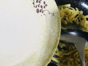 放入适量的清水拌匀