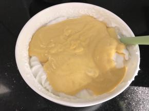 然后再把拌好的南瓜蛋白糊加入到剩下的2/3蛋白里，再翻拌均匀