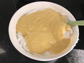 然后再把拌好的南瓜蛋白糊加入到剩下的2/3蛋白里，再翻拌均匀