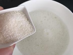 蛋清里加2滴柠檬汁或白醋（去蛋腥味）
打发至大鱼眼泡状加入1/3白糖继续打发