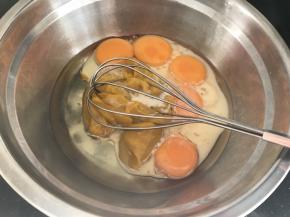 蛋黄盘里加入玉米油，纯牛奶，南瓜泥