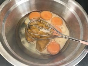 蛋黄盘里加入玉米油，纯牛奶，南瓜泥