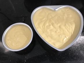 倒入模具里，震两三下排出气泡后（双手两边端起离桌面约十公分垂直平稳跌落）
送入烤箱中下层135度烤60分钟！