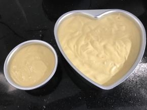 倒入模具里，震两三下排出气泡后（双手两边端起离桌面约十公分垂直平稳跌落）
送入烤箱中下层135度烤60分钟！