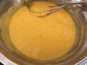 蛋抽轻拌均匀至水油蛋完全融合