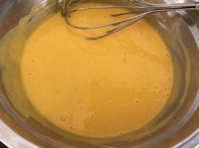 蛋抽轻拌均匀至水油蛋完全融合