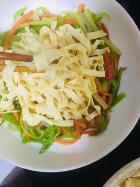 出锅后把炒好的豆腐放在杂蔬上即可享用了