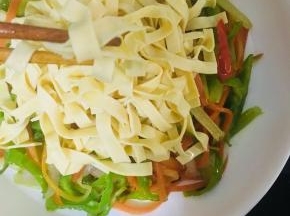 出锅后把炒好的豆腐放在杂蔬上即可享用了