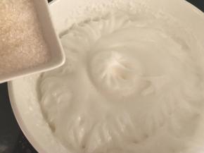 泡沫出现清晰纹路时加入最后的1/3白糖