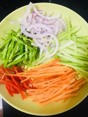 胡萝卜、青红辣椒、洋葱都切成丝、芹菜切小段备用