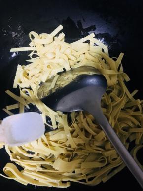 放入适量的盐翻炒至入味