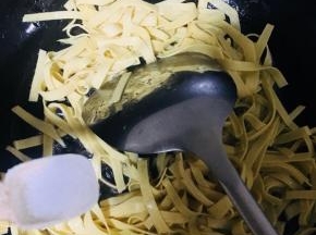 放入适量的盐翻炒至入味
