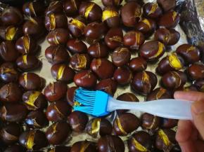 把之前剩下的油也再刷一次，为了好看，这样不会太干涩。