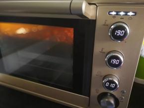 再次送入烤箱继续烤10分钟。