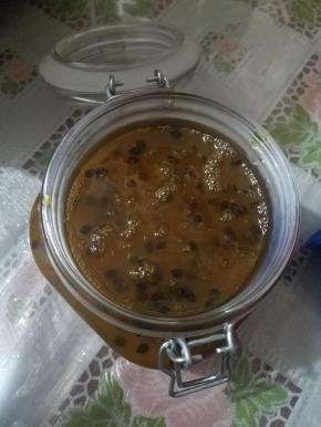 可以趁热装入密封罐，放凉后冷藏即可。