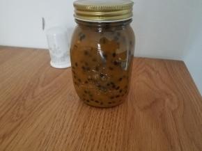 也可以选择这种玻璃罐，趁热装瓶，直接扣紧，可保存很久。