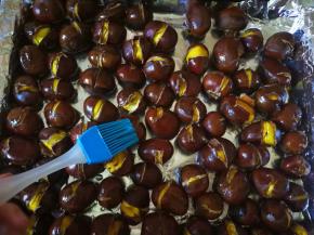 烘烤20分钟后取出，此时的板栗已经开口笑了但表面干了，刷上糖水，尽量刷在开口处。