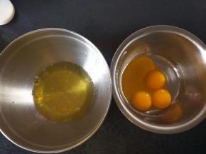 蛋黄蛋清分离分别放到两个无油无水的盆里，切记要分离干净，蛋清里不能有一点蛋黄噢！盆子切记要无油无水～

做戚风，我选择洋鸡蛋，因为洋鸡蛋比较大个，蛋清含量高，大小都比较均匀，而土鸡蛋大小不均，蛋清少。相比之下，洋鸡蛋蛋黄蛋清份量更容易把握好～方子是4个洋鸡蛋，若换成土鸡蛋可以增加一个噢！