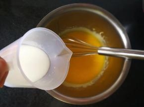 先处理蛋黄，蛋清后处理，因为蛋清不能闲置太久，否则容易消泡～蛋黄盆里加入白糖1，用蛋抽搅拌均匀。
白糖可以根据自己口味和方子适当增减，但千万不能减太多，否则影响面糊稳定性和打发。这个方子我在原方子基础上减了10克糖，甜度刚好，爱甜的朋友们可以在我方子上增加10-15克，但建议不要再减糖份了～

加入玉米油拌匀，倒入牛奶一起搅拌均匀，因为是宝宝吃，所以加的是奶粉兑水后的牛奶，大人吃的话，也可以用纯牛奶、酸奶等其他液体或者果汁代替都行。一起搅拌均匀至油水奶充分融合状态。
