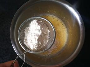 低筋面粉过筛加入到蛋黄盆里，这样更容易搅拌均匀且面糊更细腻，成品会更绵软。